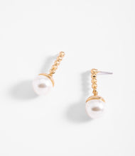 Load image into Gallery viewer, Classic pearl earrings