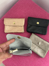 Load image into Gallery viewer, Monederos brillosos en leather