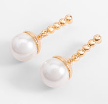 Load image into Gallery viewer, Classic pearl earrings