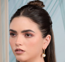 Load image into Gallery viewer, Classic pearl earrings