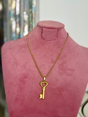 Clave dorada collar