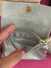 Load image into Gallery viewer, Monederos brillosos en leather